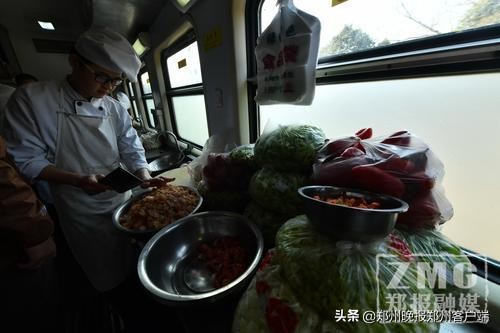 美味温暖回家路｜列车上4厨师一路做出500份盒饭百余份小炒……