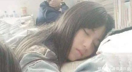 睡觉头发正确摆放图片（女生睡觉时头发摆放方法）