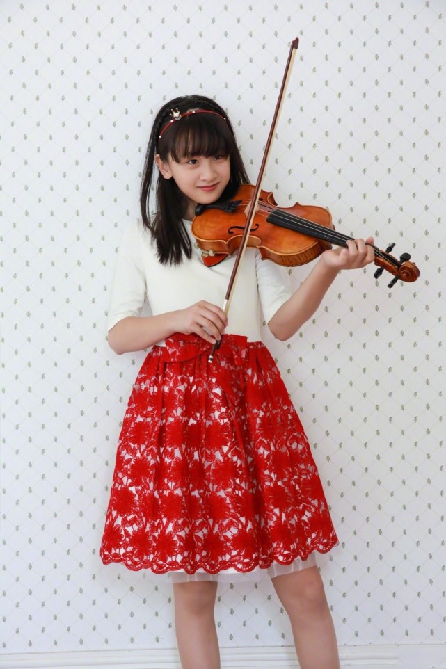 幸福！田亮重现8年前与女儿温情瞬间，单手抱13岁森碟直呼费劲