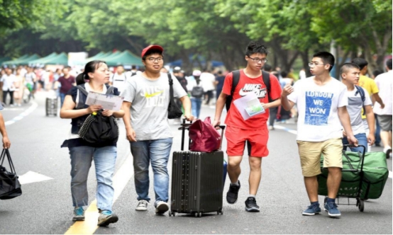 国内最早迈进冬天的本科大学，10月1就要穿棉裤，学生根本扛不住