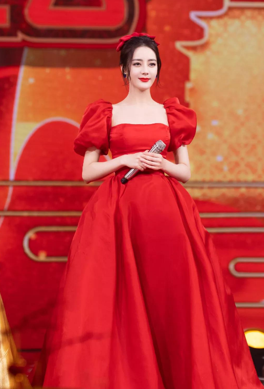 迪丽热巴真是人间芭比,穿红色吊带镂空裙秀身材,肤白貌美大长腿