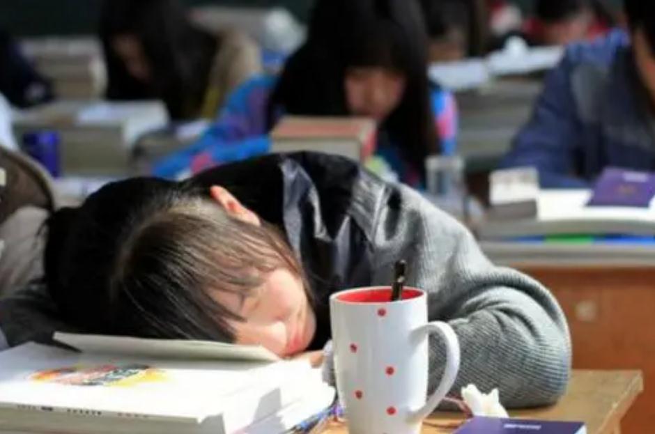 2021年高考分数线公布，文理相差100分，文科生：想上本科太难了