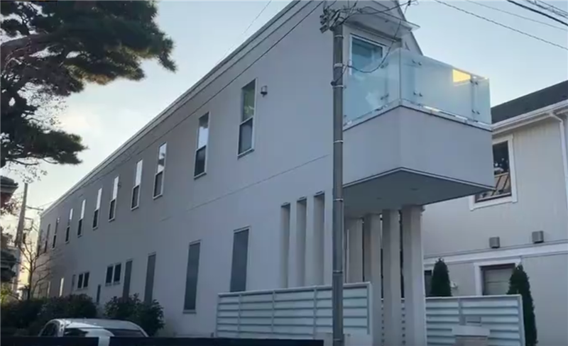 细长型的房子两人并肩过都难，卧室只能摆放单人床，看着都很压抑