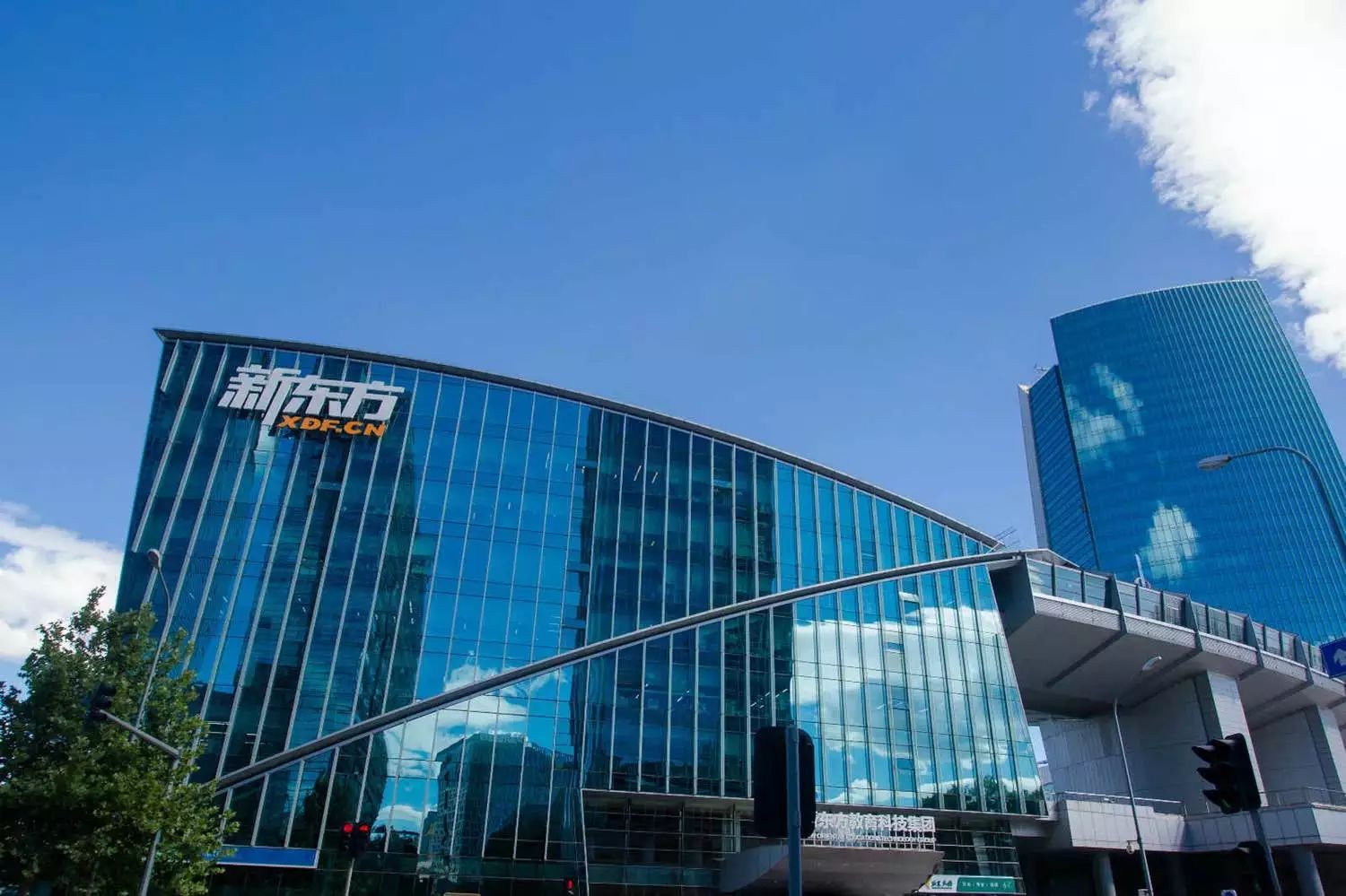 曾为学生退款400万找银行叫板，现公司市值跌2000亿，俞敏洪认老