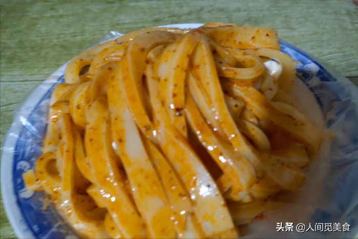 西安不到5平米的小店，麻酱凉皮9元一份，除了分量足没其他亮点