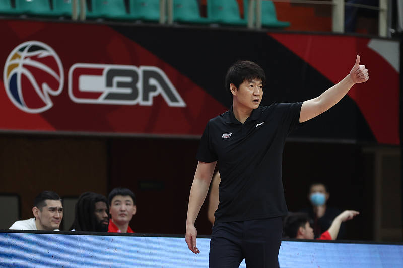 为什么nba教练不骂人(CBA教练高压好OR儒帅好 深圳主帅：不骂人不代表不严)