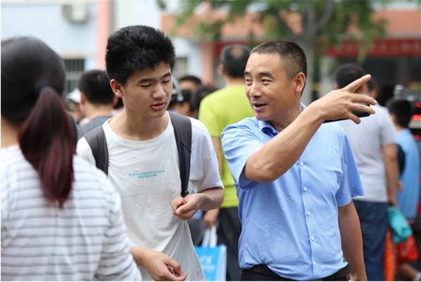 2021高考刚过一本分数线，冲刺还是以保为主？班主任告诉你答案