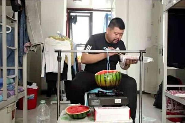 大学寝室“违禁品”大公开，各类物品五花八门，网友感慨真会玩