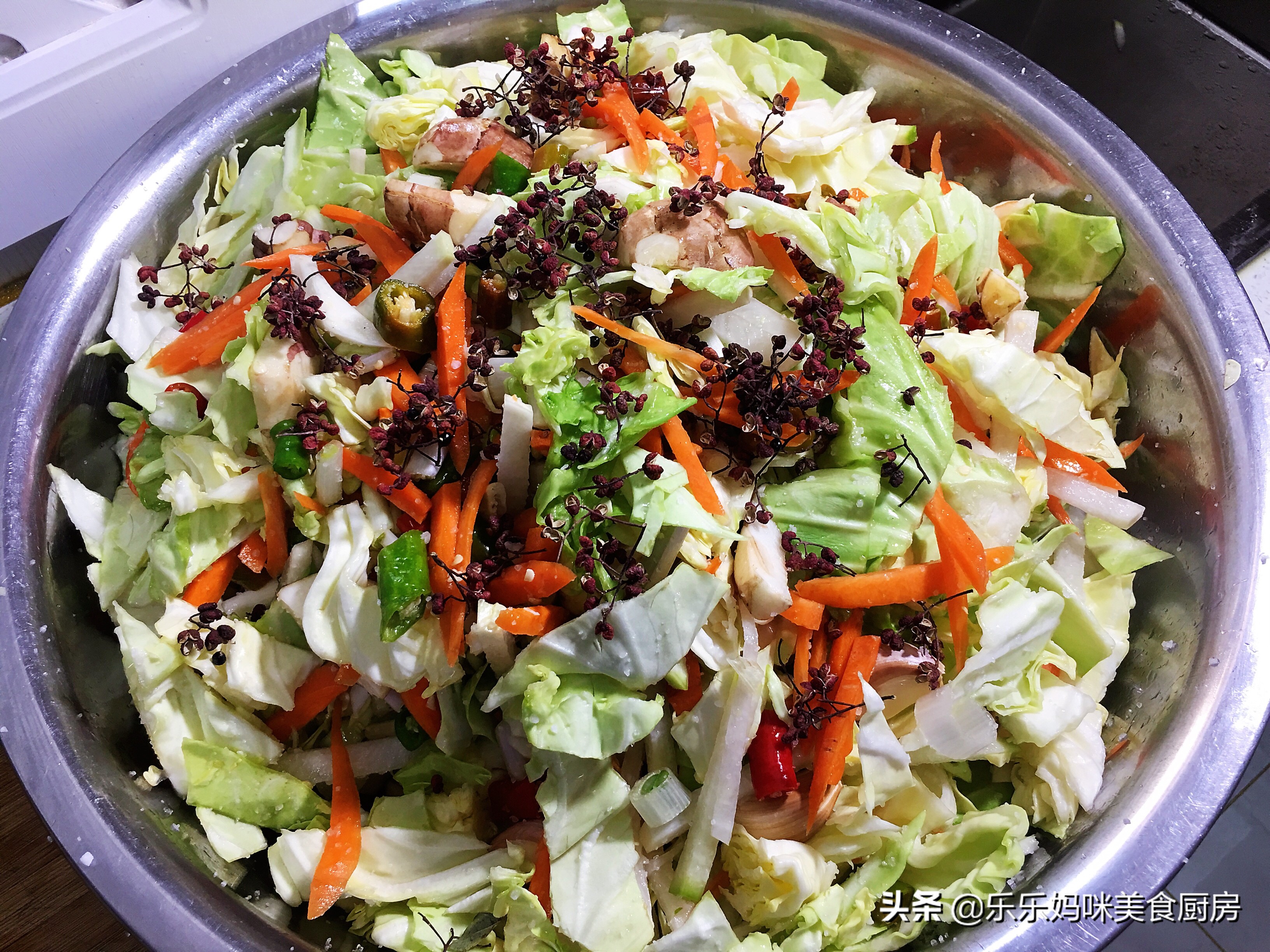 每年秋季，妈妈都用这方法腌咸菜，7种食材腌1瓮，够吃一冬