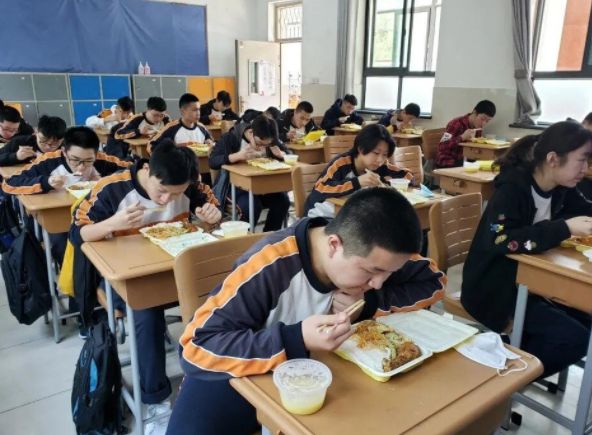 高中生在校门口“蹲着”吃饭，家长一旁观看，是溺爱还是关爱？