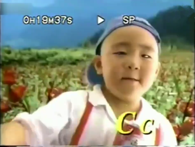 27年前成最富童星，却因母亲“败家”负债累累，他如今怎样了？