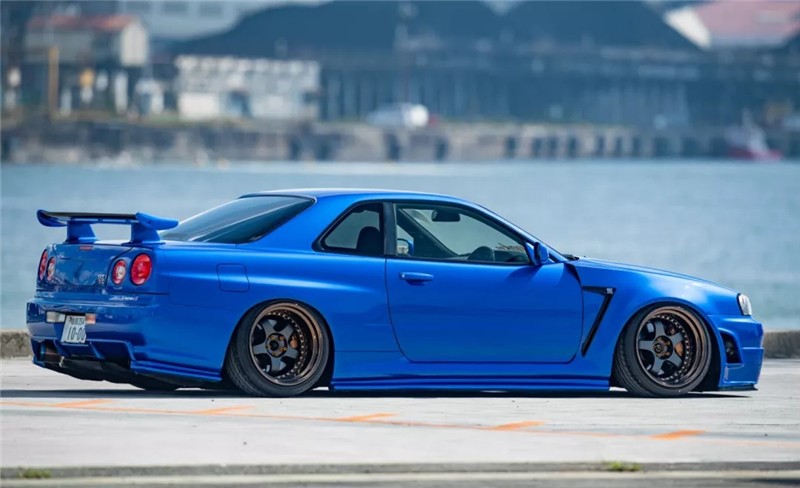 一台我们可以“仔细打量改装”的日产战神GTR R34 !