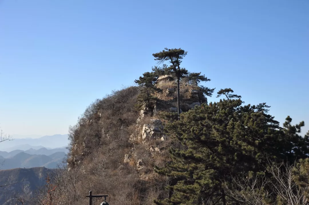 冬日里的太阳温暖山间小路！