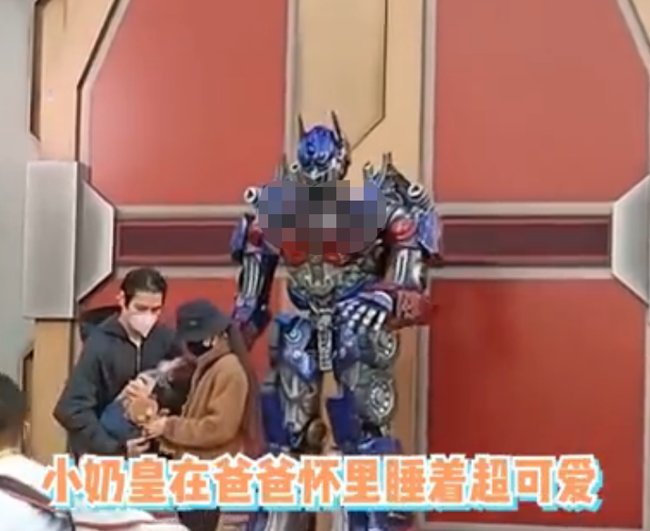 向佐郭碧婷带女儿游玩被拍！贴身拥抱好恩爱，女儿躺爸爸怀里乱动