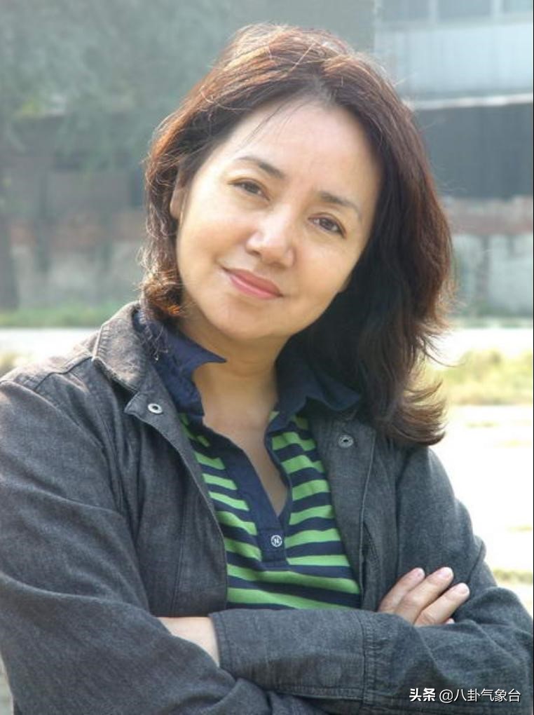 不会陌生,在那部剧中,她是陈建斌饰演的马国梁的前岳母,刘俐俐的母亲