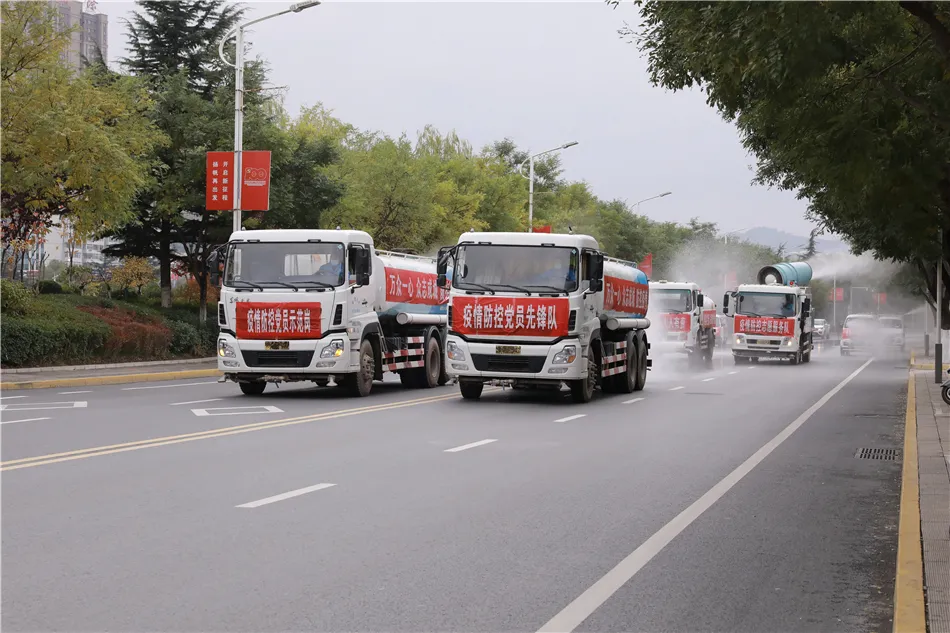 天水市秦州区对城区主干道开展疫情防控集中消杀（图）