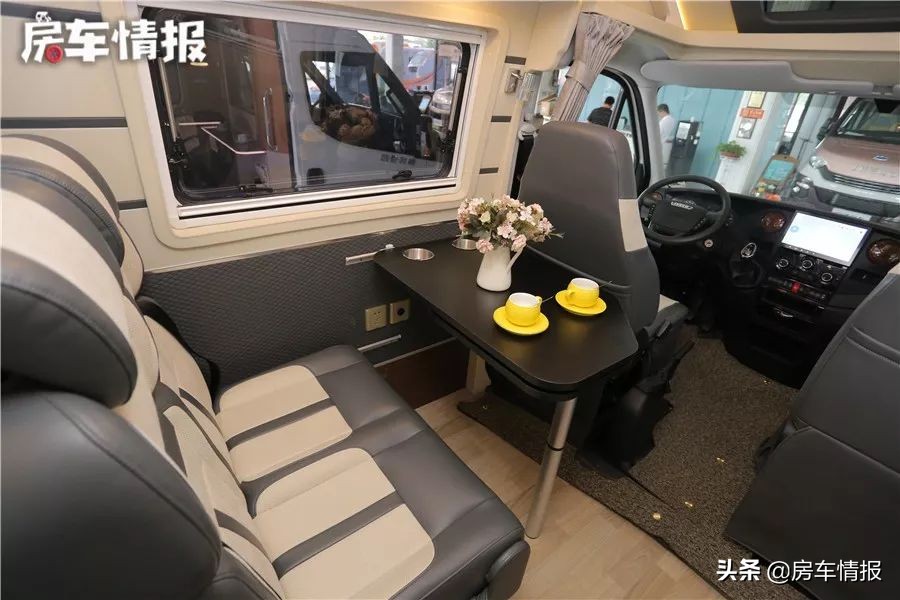 宇通依维柯B型房车2+3式布局，超大天窗，内饰豪华，适合3口之家