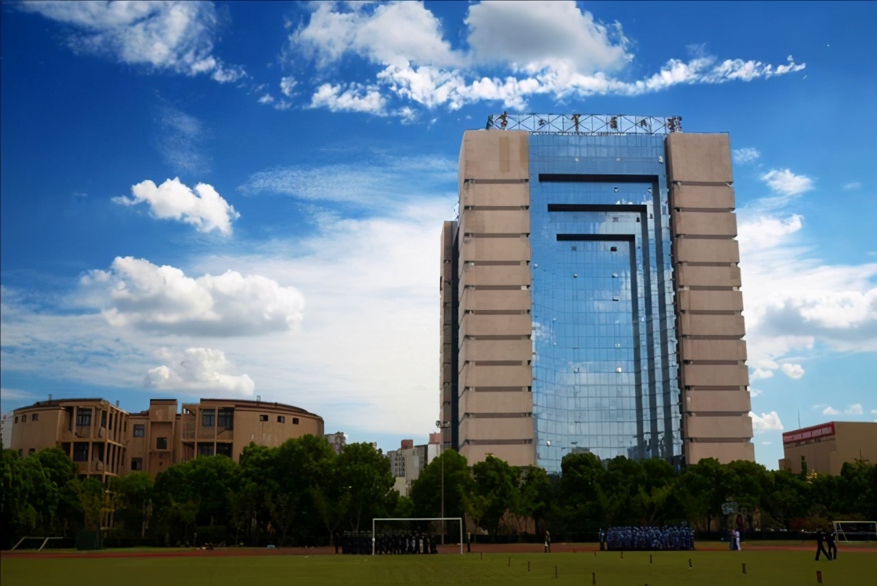 中国最好的3所军医大学，考上毕业包分配，退休养老还有福利