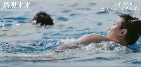 张子枫翻车？高考生做网红、玩私奔、恋爱公开，这电影就是笑话