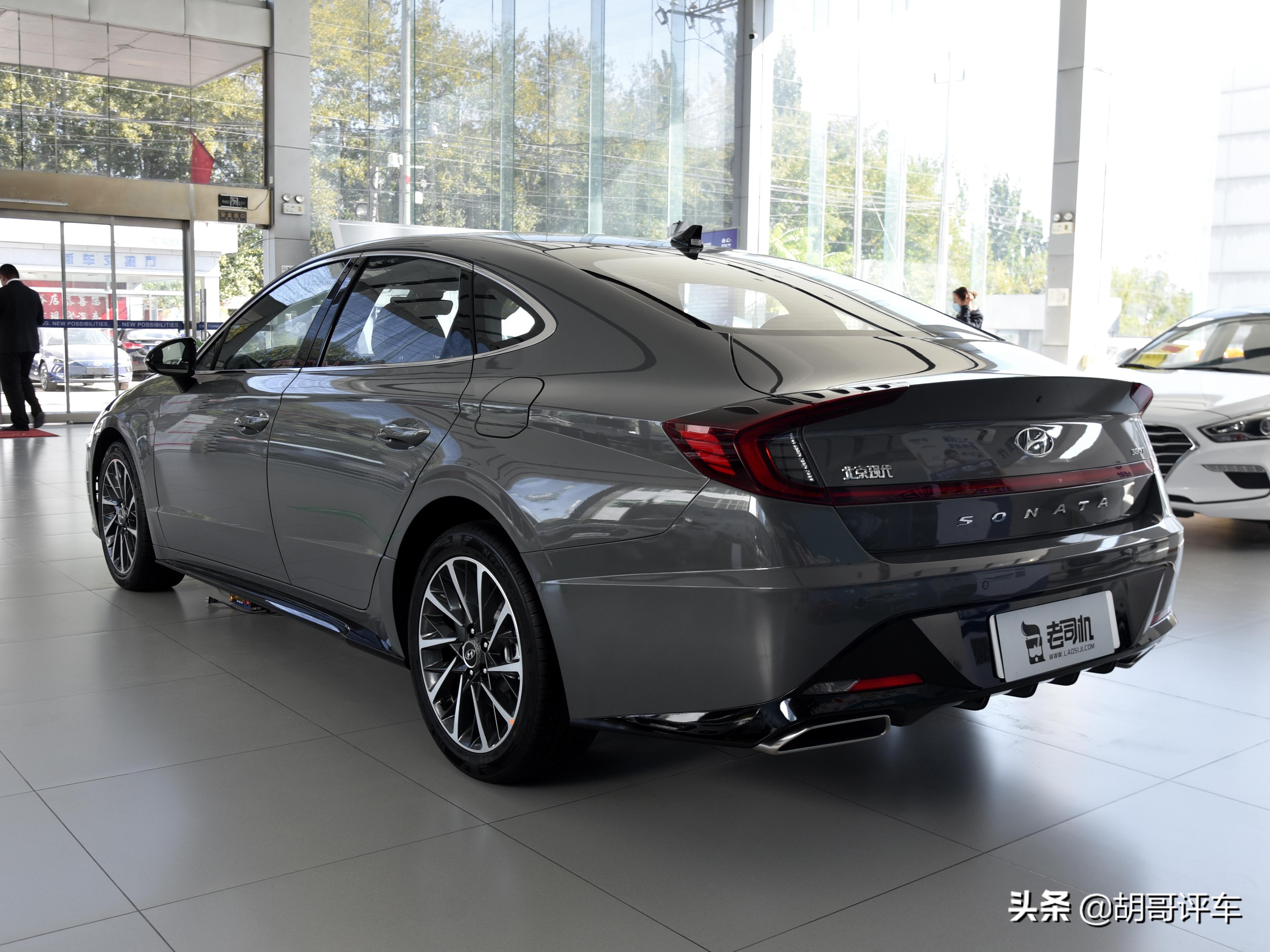 2.0T+8AT，外观怪异的合资中型车，带你看现代索纳塔