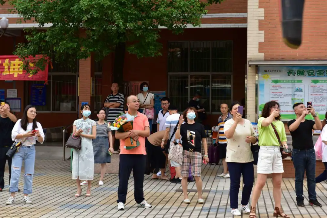 难忘老师 感恩亲人——佛山南海中学分校2020届高三学子高考凯旋