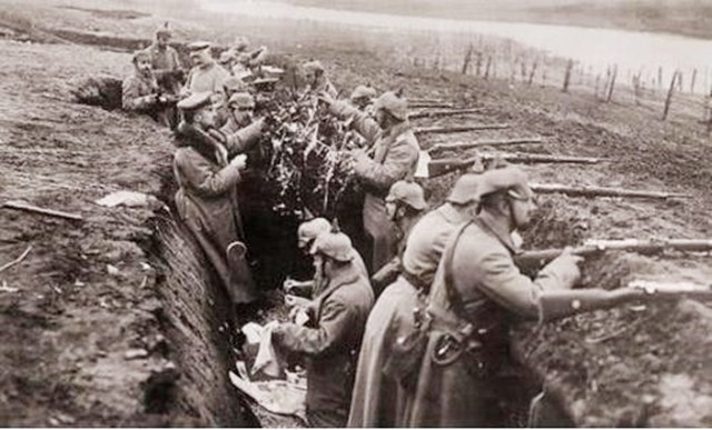 刑场上，战士亲手枪杀12名同志后自杀，用枪声发出绝密情报