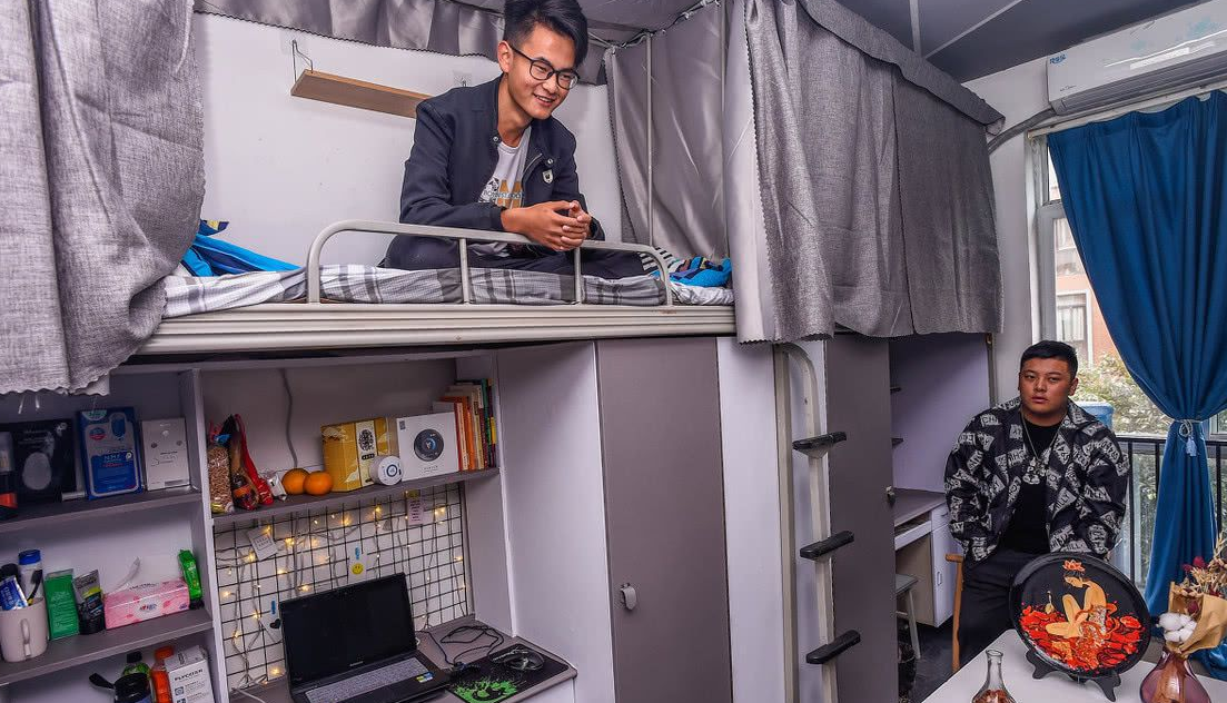 985高校宿舍惨遭嫌弃，新生表示好像“贫民窟”，看后想回去复读