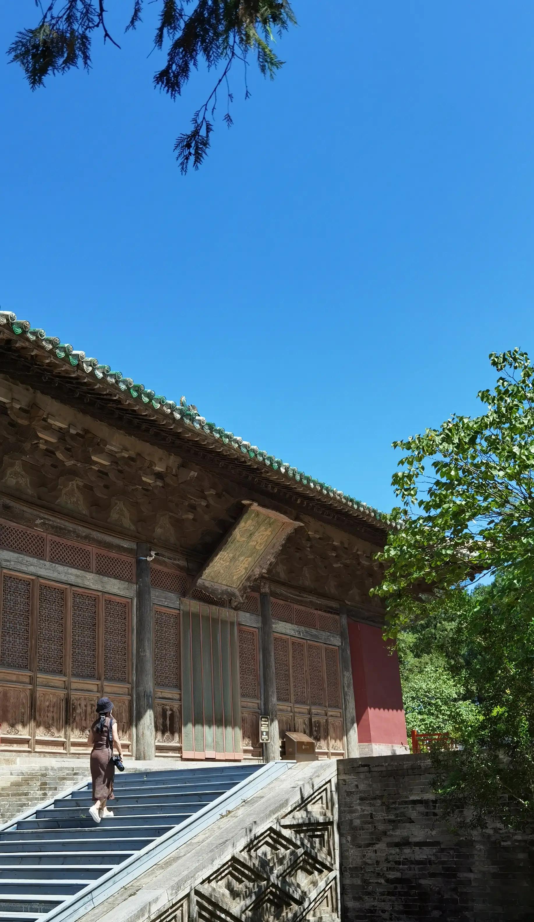 现存的永乐宫主要建筑为一门三殿.一门也就是无极门,也是龙虎殿.