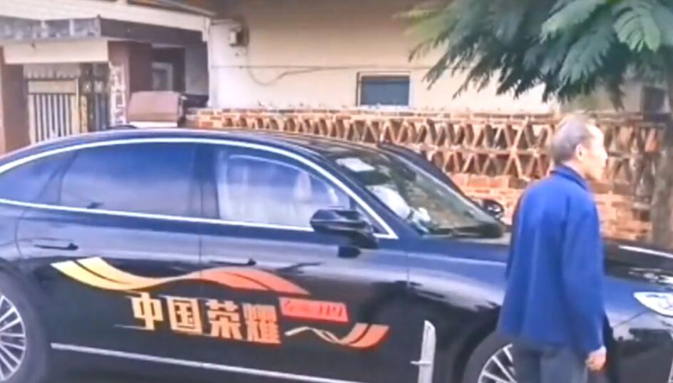 全红婵老爸领50万豪车一幕曝光！竖大拇指笑了，网友：快点考驾照