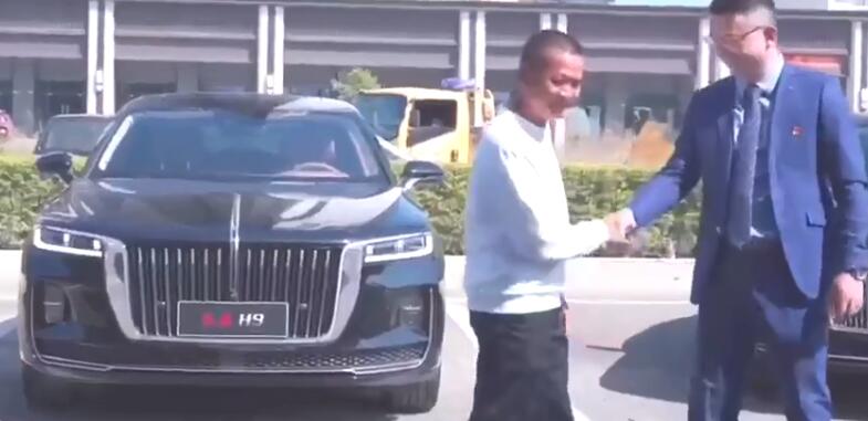 全红婵老爸领50万豪车一幕曝光！竖大拇指笑了，网友：快点考驾照