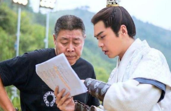 张若昀为什么这么宠唐艺昕？看看他残缺的成长环境就明白了