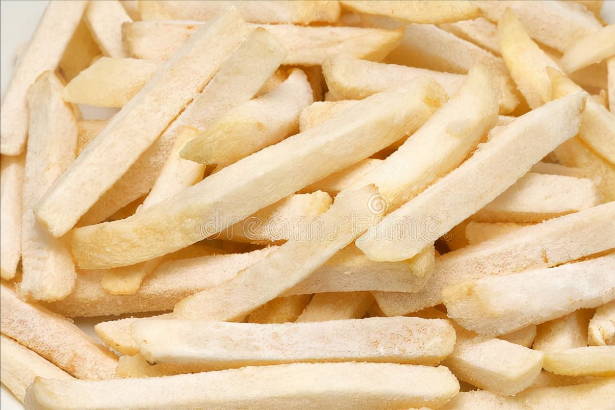 炸薯条,不能直接下锅,放冰箱里冻一冻,口感酥脆,比买的还好吃