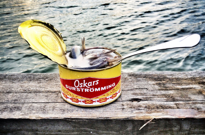 “生化武器”鲱鱼罐头，味道堪称臭界龙头，瑞典却每年狂吃八百吨