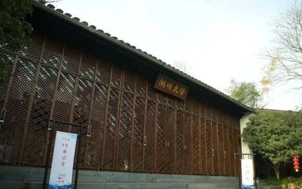 马云办大学比哈佛都严格，今年只招了49人，其中有王思聪前女友