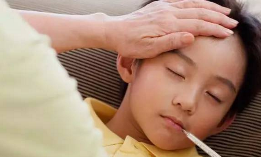 孩子发烧有件事比退烧更重要，2个降温方法见效快，别着急去医院