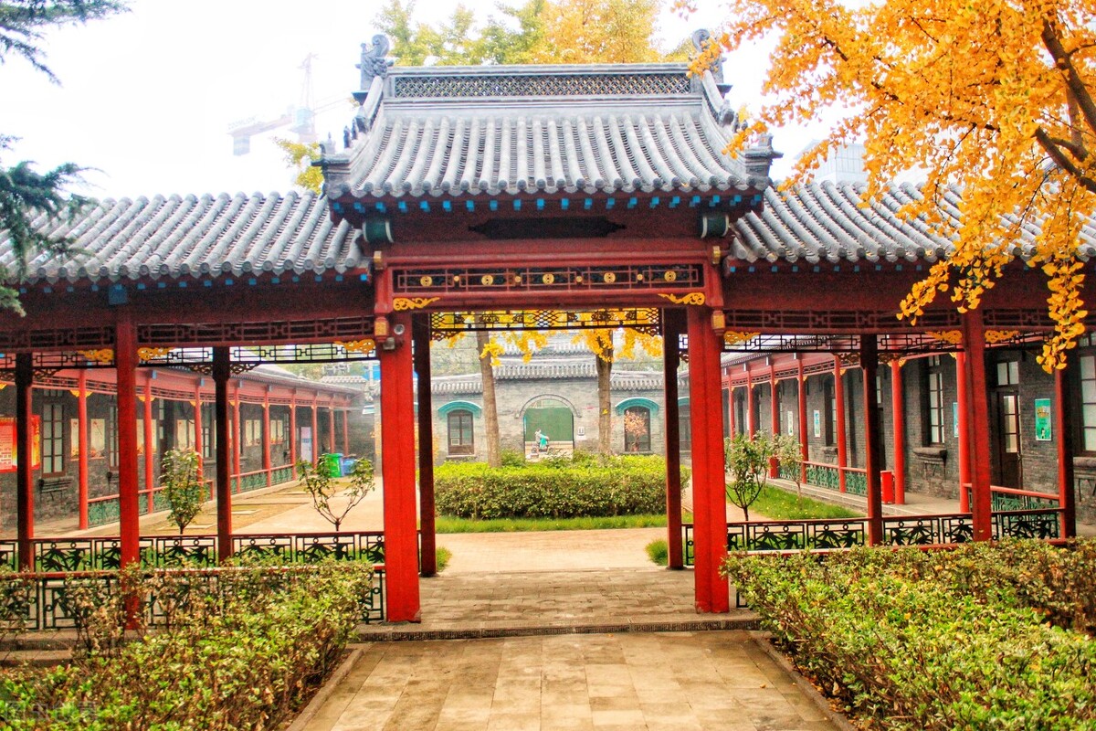 保定红二师学潮有多厉害？学生吃树叶，杀三条狗，赶走第七任校长