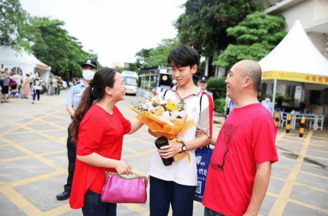 95后女大学生走红，被评为清华大学最美校花，是招生的“活招牌”