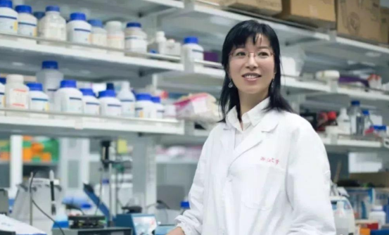 郑州大学“美女院长”，28岁任职副教授，网友：美貌与智慧并存