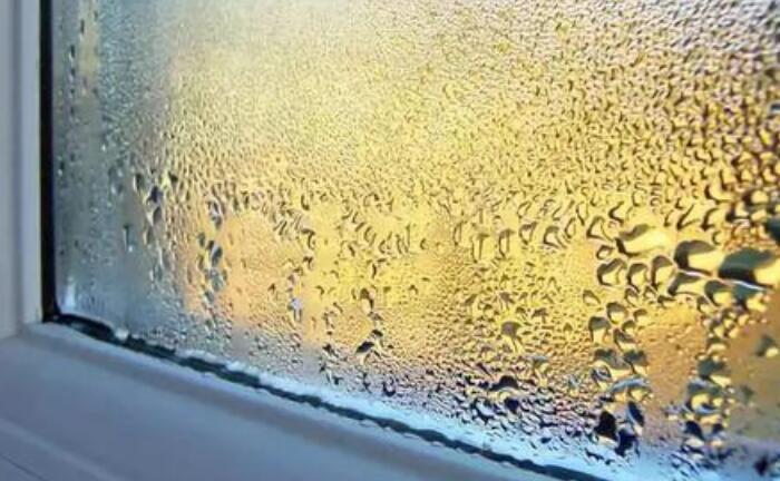 冬天窗户上全是水怎么解决（窗户上全是水解决的2个问题）