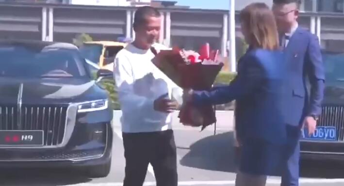 全红婵老爸领50万豪车一幕曝光！竖大拇指笑了，网友：快点考驾照