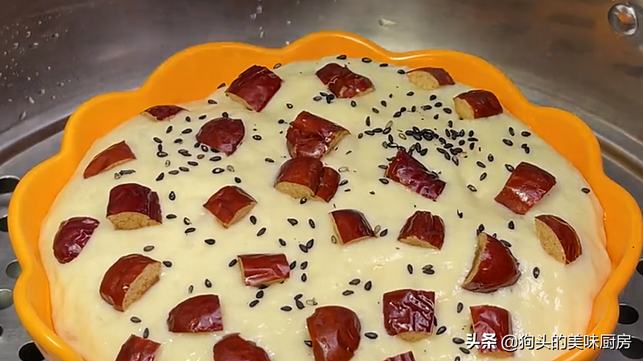 发糕这样做，不用揉面，一搅一蒸就出锅，松软香甜，比面包还好吃