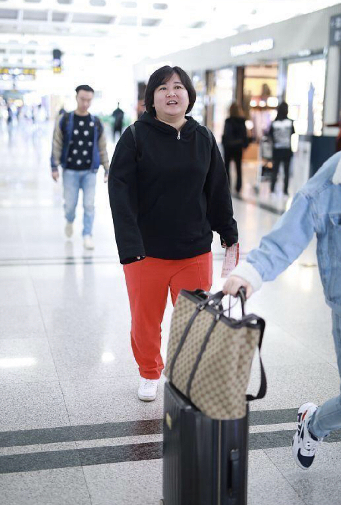 高级配色提高吸睛效果这样一看贾玲好像又胖了一圈,尤其是素颜状态看