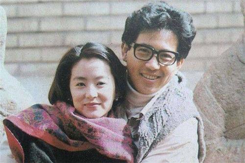 1983年,秦汉如愿以偿的与妻子邵乔茵离婚,而此时儿的秦祥林与林青霞也