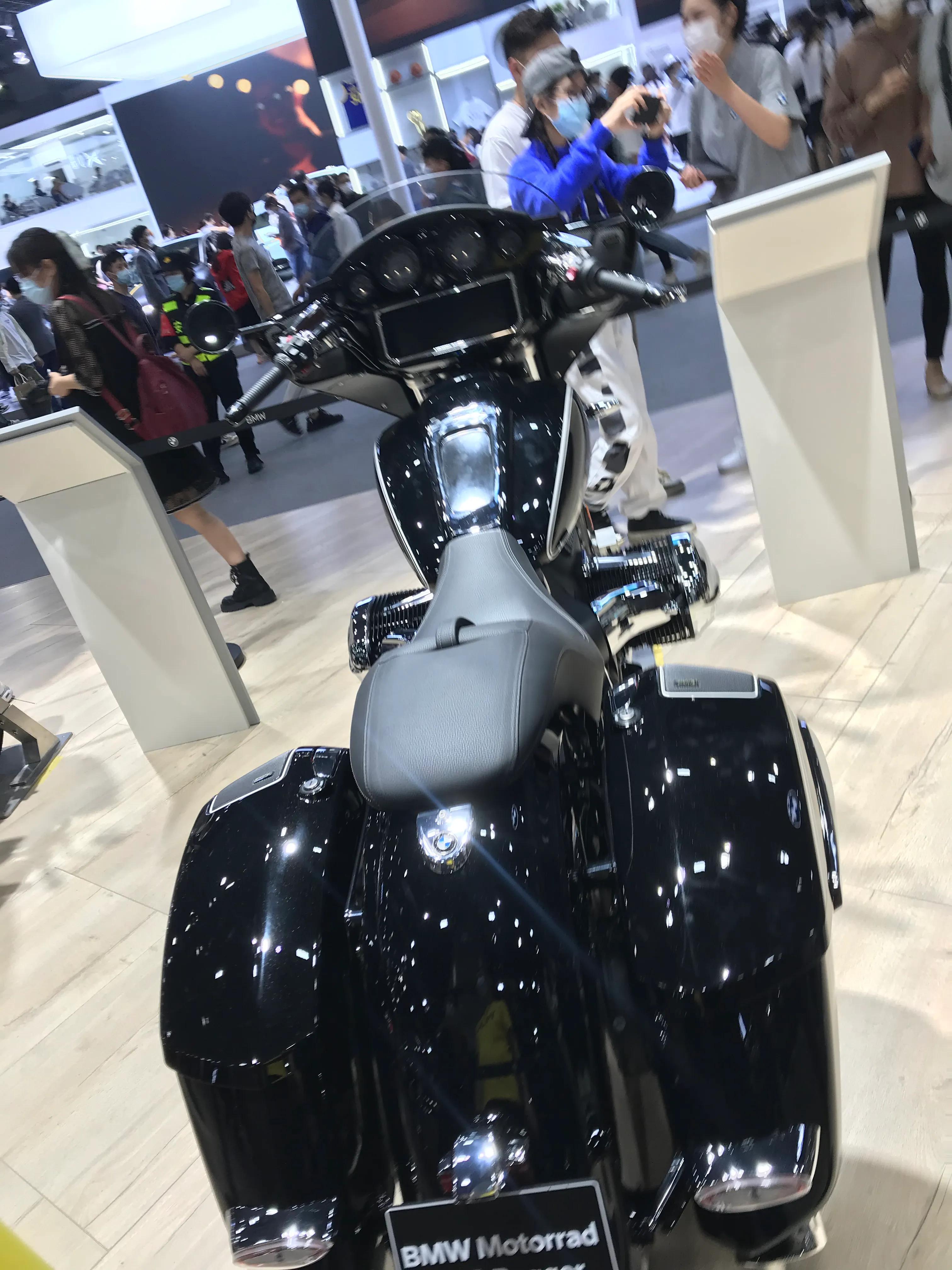 广州车展：40万以上的宝马R18新款摩托展出，哈雷机车能接招吗？