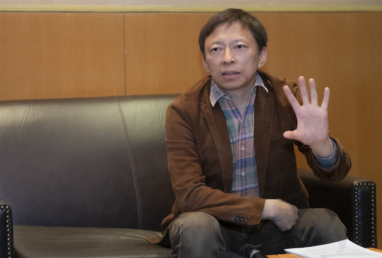 曾经的互联网巨头，和马云同龄，旗下三家上市公司却选择退隐