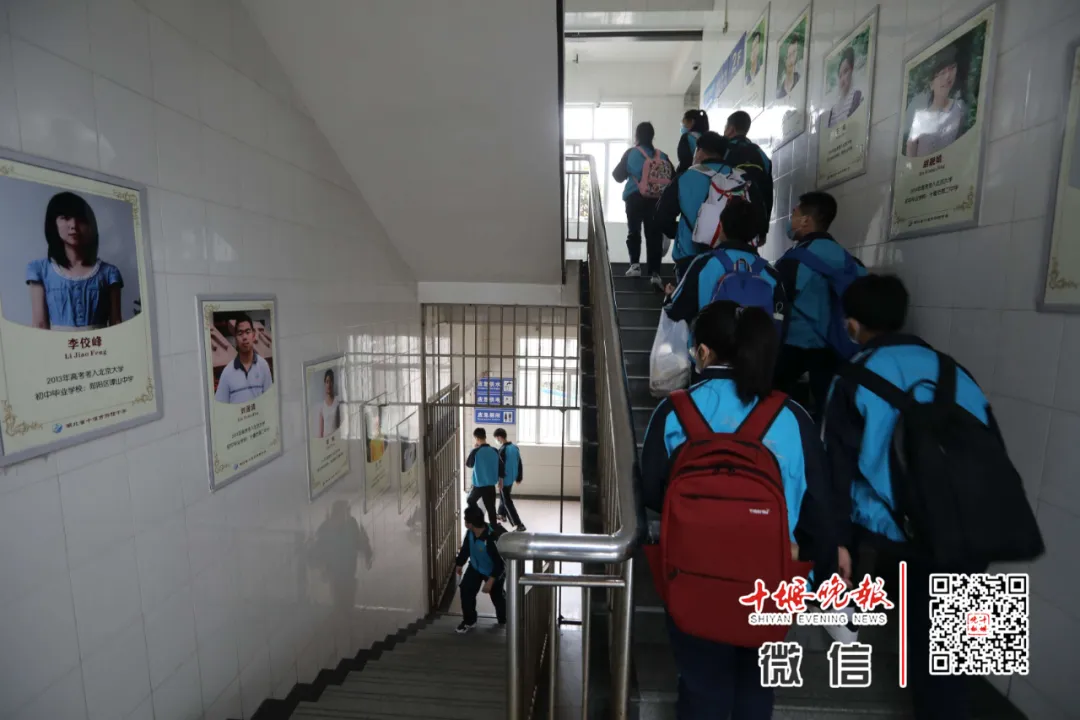 今天开学！刚刚在十堰这些学校拍下，这一幕等了太久