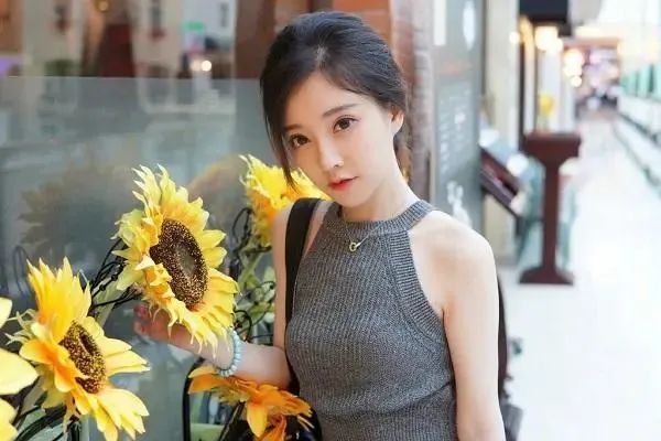 凭自己努力走红的8位女网红，一个比一个拼，有人因一条裙子爆火