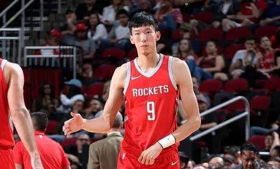 nba周琦为什么没有犯规(周琦被裁的真因找到了！不光是火箭没钱，这4大因素才是最大祸根)