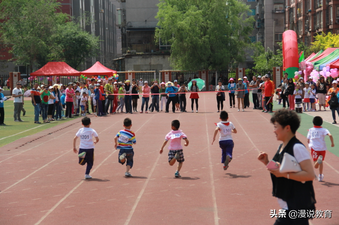 到底选公立学校还是私立学校？家长很纠结，学生对比很明显