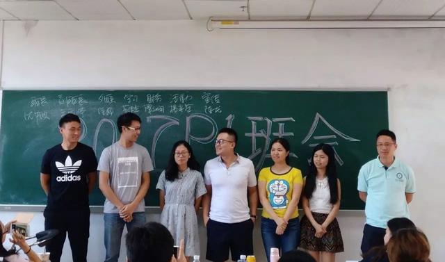 大学班长和团支书谁大（大学班级十名班干部）